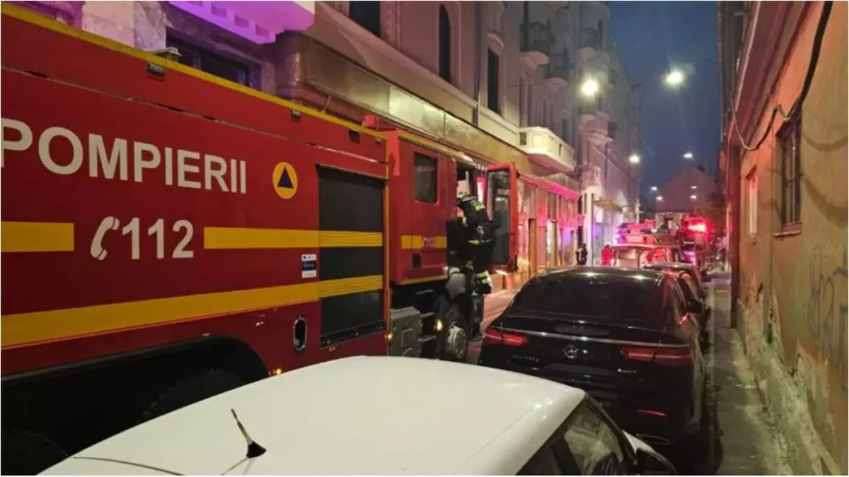 Un bătrân din Arad, care și-ar fi dat foc în scara unui bloc, a ajuns la spital în stare gravă