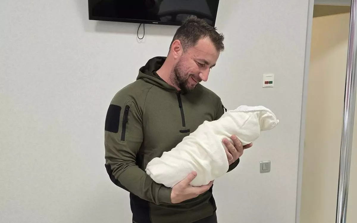 Marian Godinnă la spital, cu cea de-a doua fiică în brațe