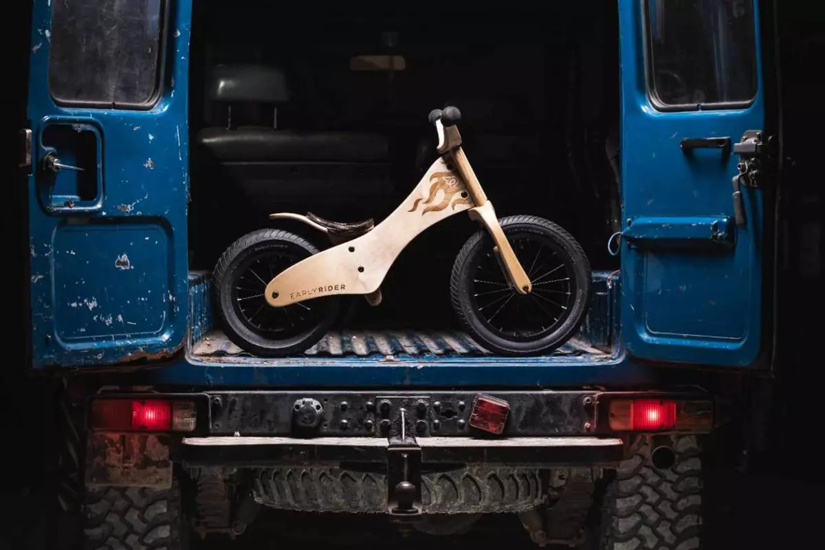 Bicicleta de lemn fără pedale - darul perfect pentru un copil de câțiva anișori, în luna cadourilor