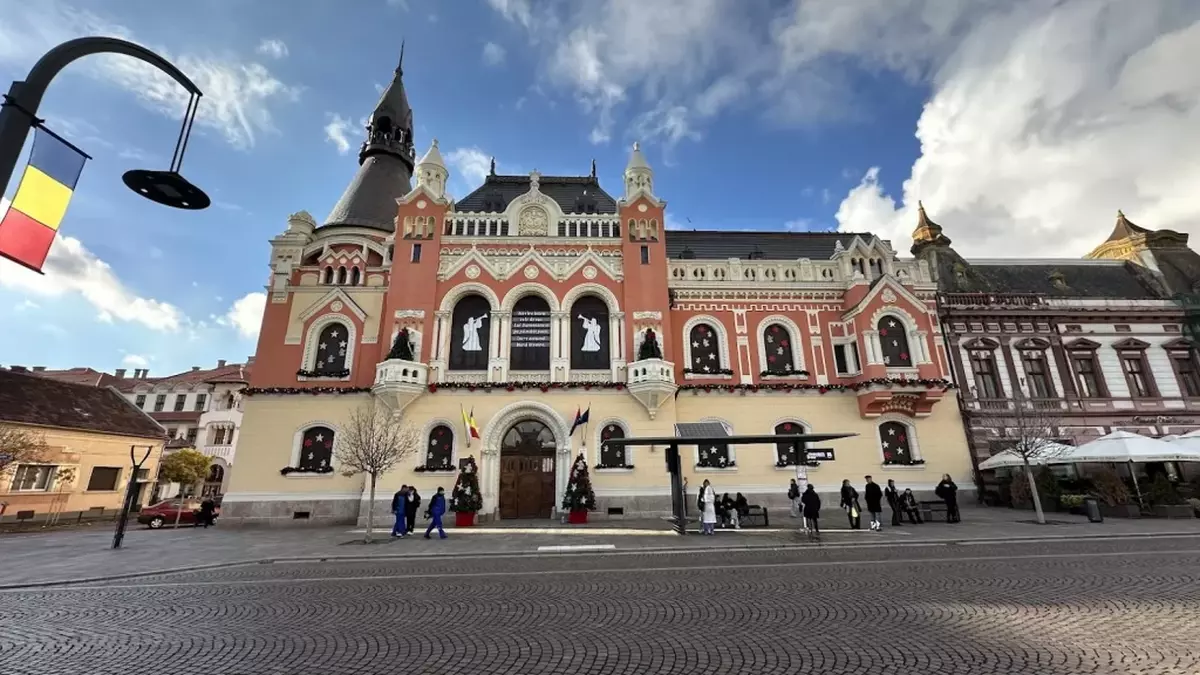 Clădirile emblematice din Oradea vor fi împodobite cu ghirlande, steluțe, îngerași și urși polari