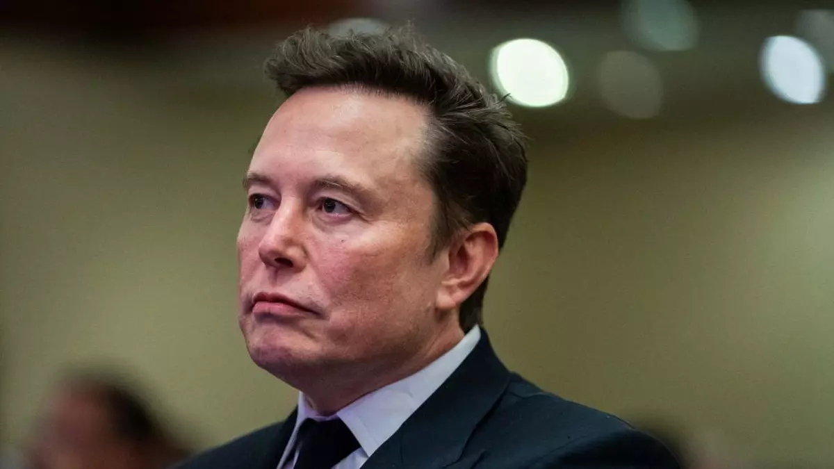 Elon Musk, îmbrăcat la costum și cravată, privește spre stânga