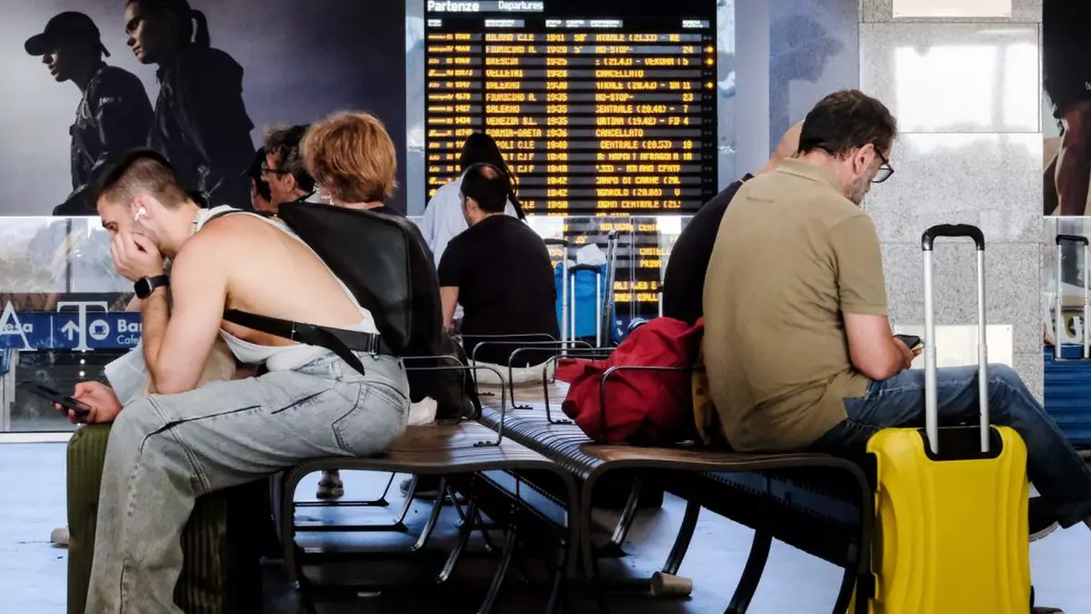 călători care așteaptă trenul în gara italia roma