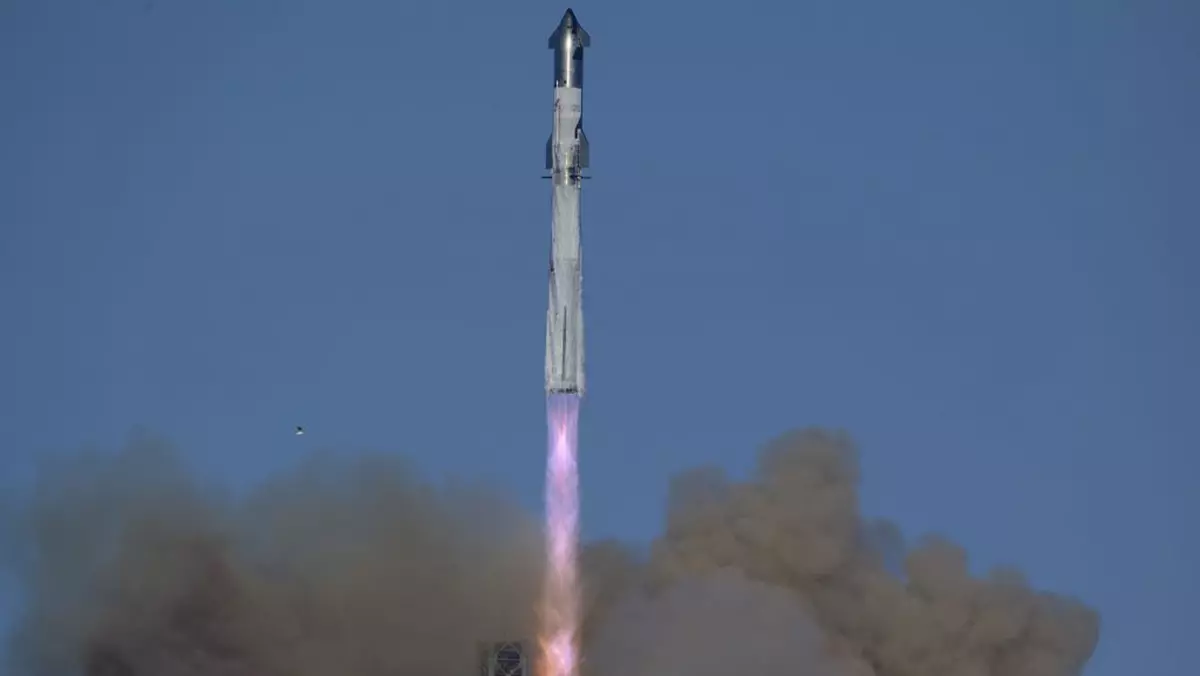 Imagine surprinsă cu racheta Starship în cadrul testului de lansare.