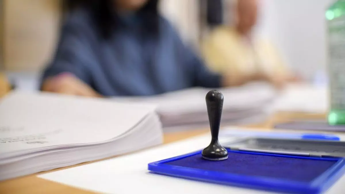 Stampila de vot asezata pe o tusiera in timpul alegerilor