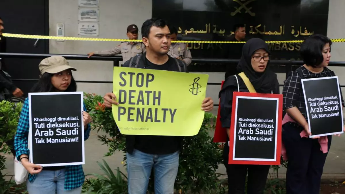 Protestatarii țin pancarte în timpul unui protest împotriva implementării actuale a pedepsei cu moartea în Arabia Saudită