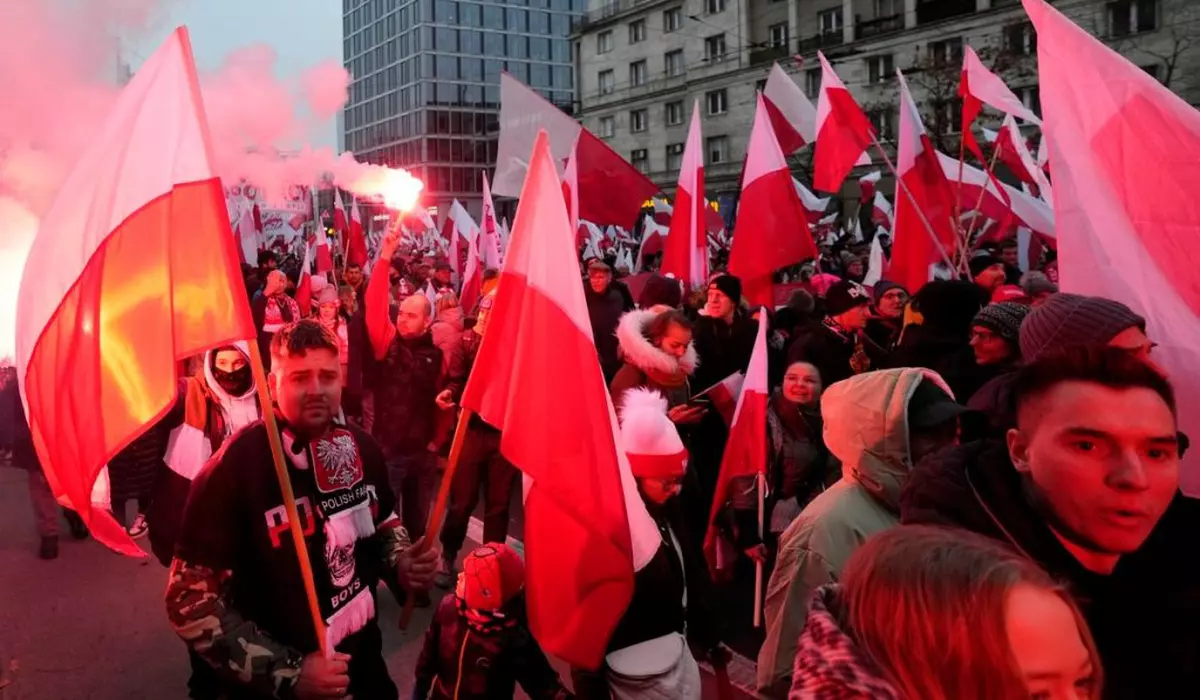 Strazile din Varsovia, pline cu mii de oameni care sarbatoresc ziua nationala a Poloniei cu torte si steaguri Sursă:Profimedia