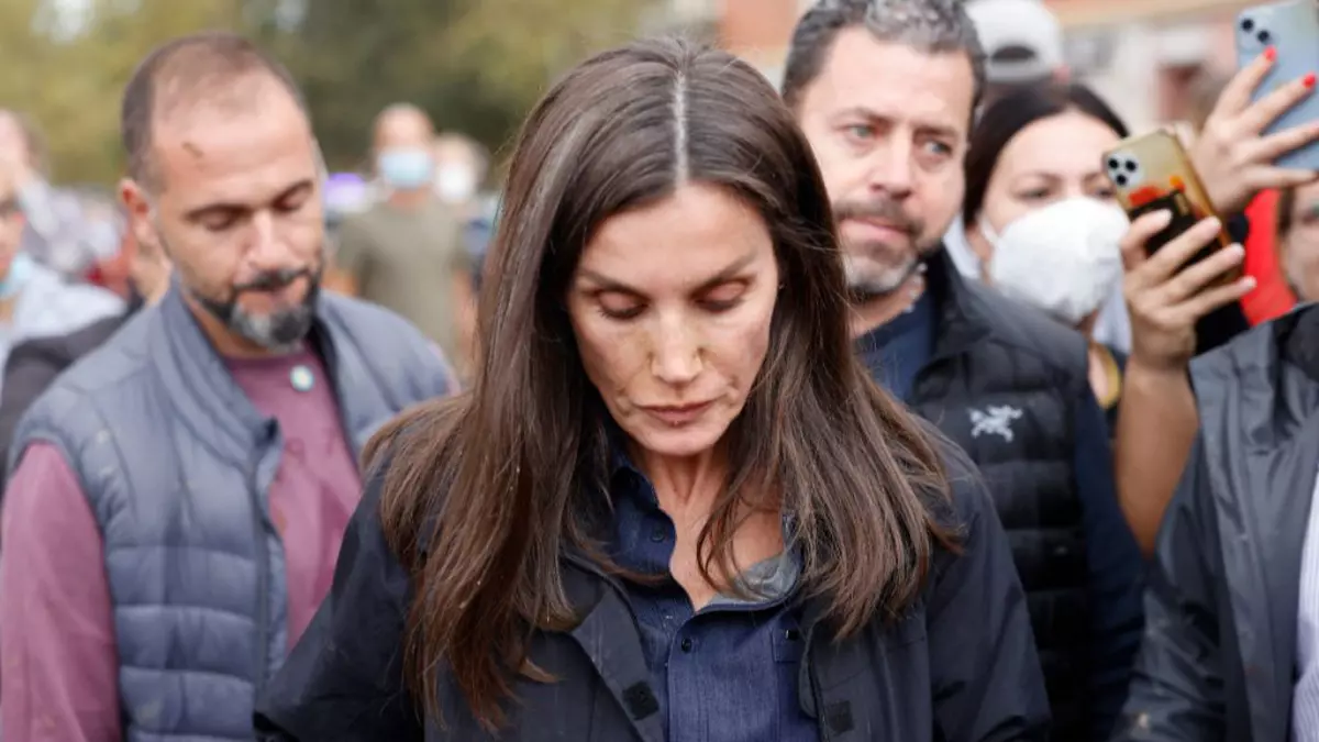 Regina Letizia a Spaniei, murdărită de nămol aruncat de oamenii furioși