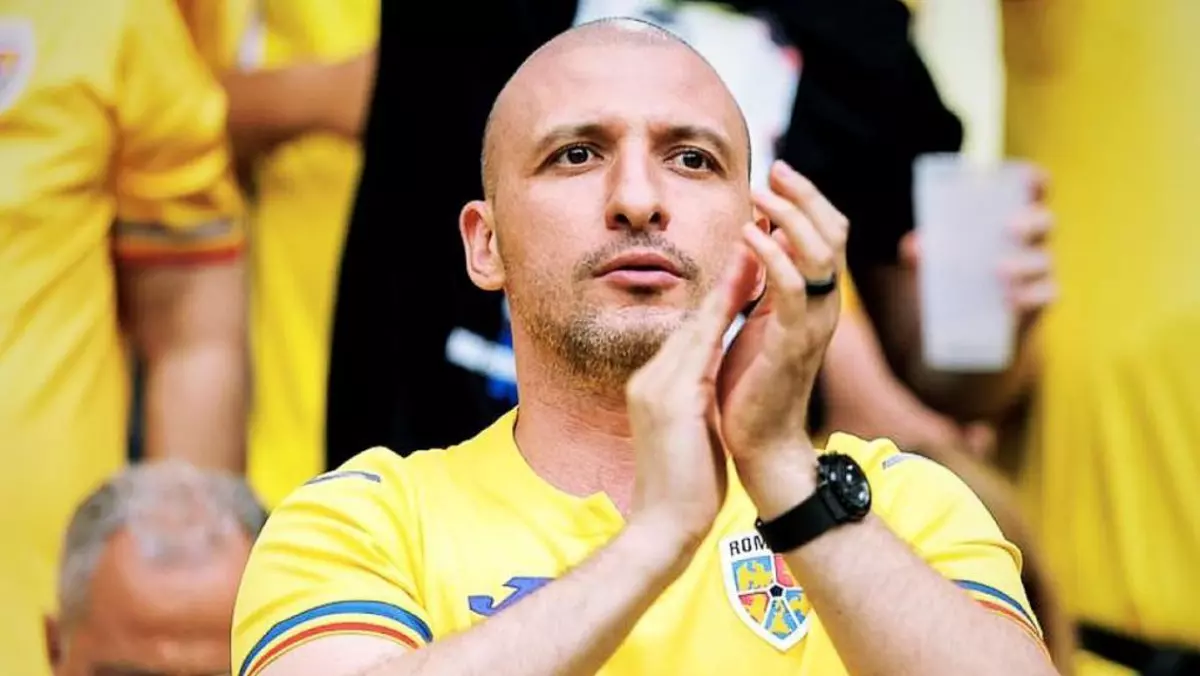 Ștefan Mandachi încurajează echipa de fotbal a României