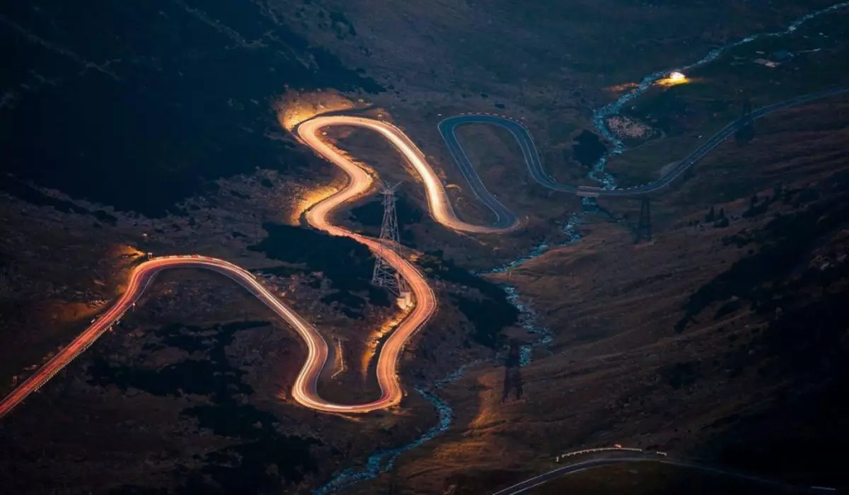 Imagine aeriană, de noapte, cu Transfăgărășan, unul dintre cele mai spectaculoase șosele din România