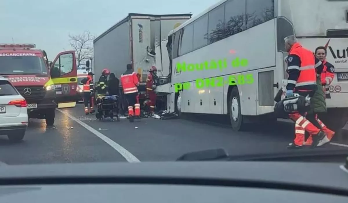 Fotografie făcută dintr-o mașină aflată în mers cu autocarul intrat în spatele unui TIR, în accidentul de la Coșereni, în Ialomița