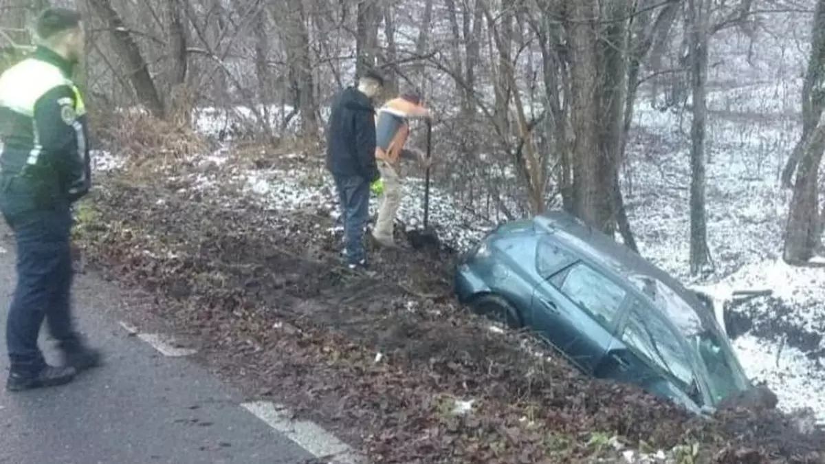 O mașină a aterizat într-un pârâu, pe drumul Sf. Ioan din Cluj-Napoca. Șoferul a scăpat teafăr