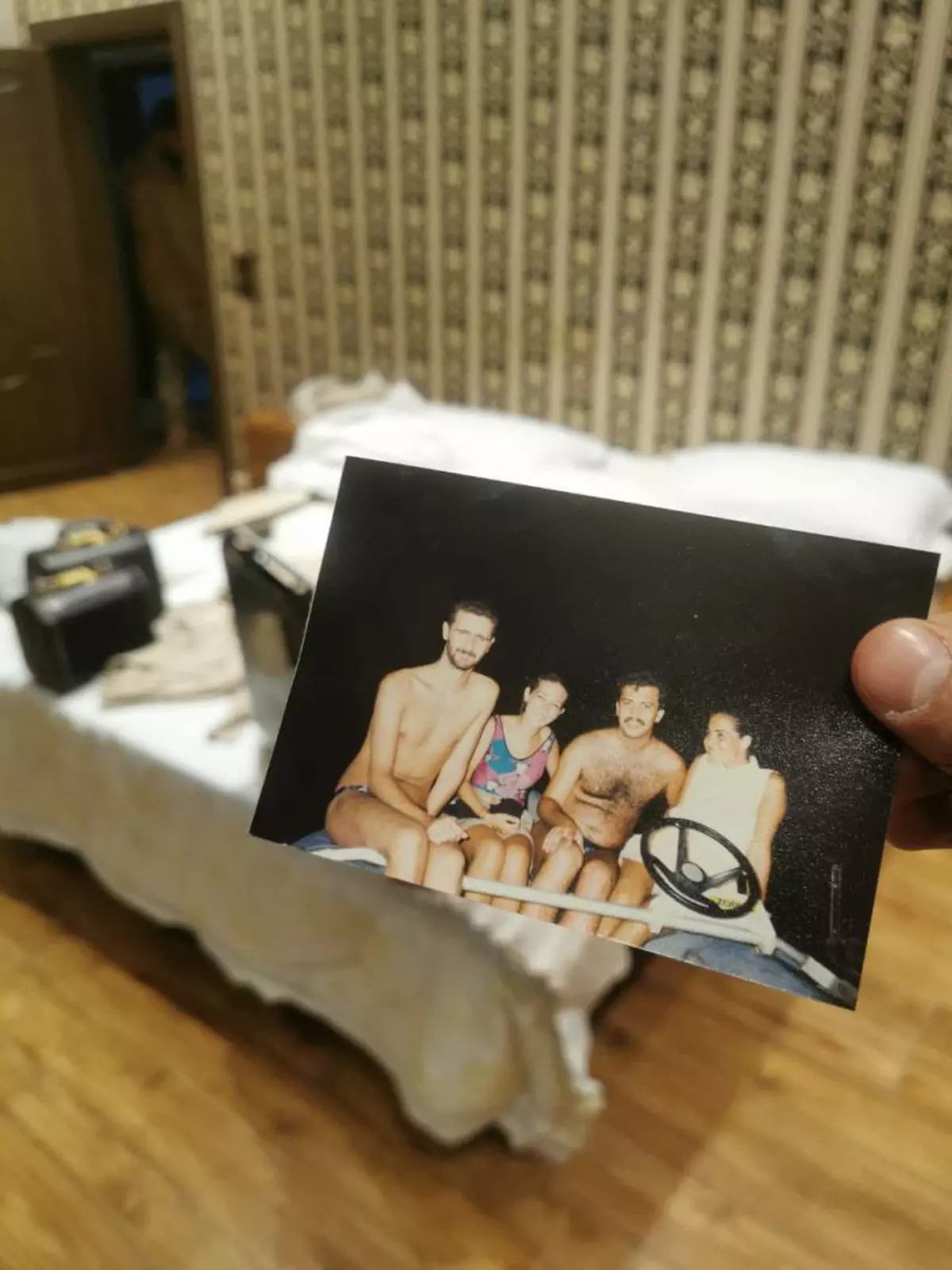 Rebelii îl umilesc pe Bashar Al-Assad și publică o fotografie găsită în palatul prezidențial cucerit: „Dictatorul sirian a rămas în slip