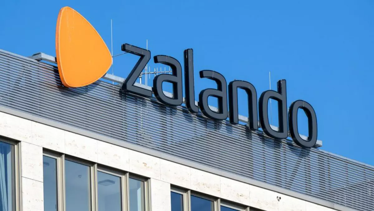 Logo-ul Zalando pe una dintre clădirile companiei