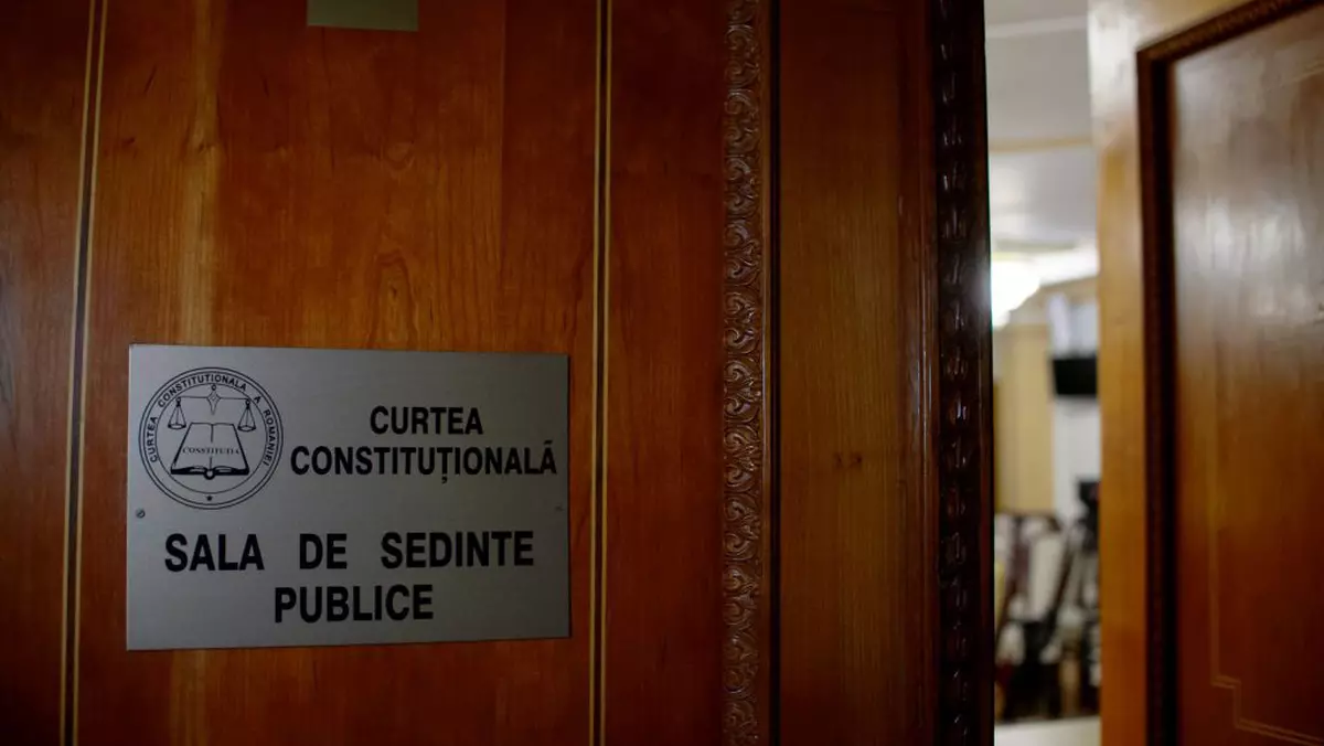 Imagine cu intrarea în sala de ședințe publice a Curții Constituționale.