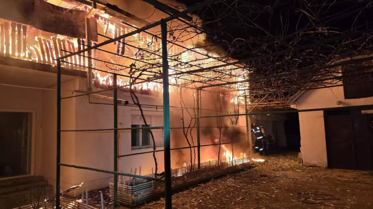 casa cuprinsă de flăcări