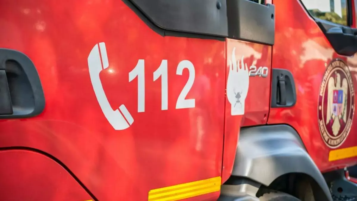masina rosie interventie pompieri cu scris 112 pe usa