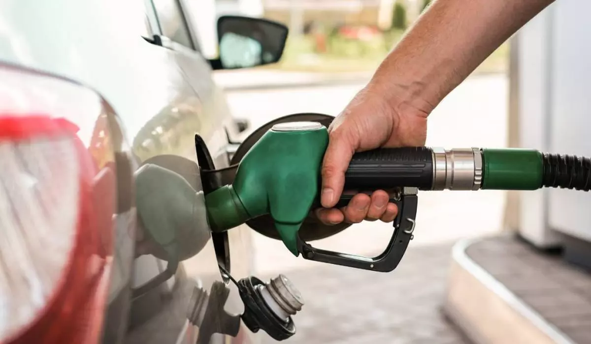 masina aflata in benzinarie in timpul alimentarii cu benzina