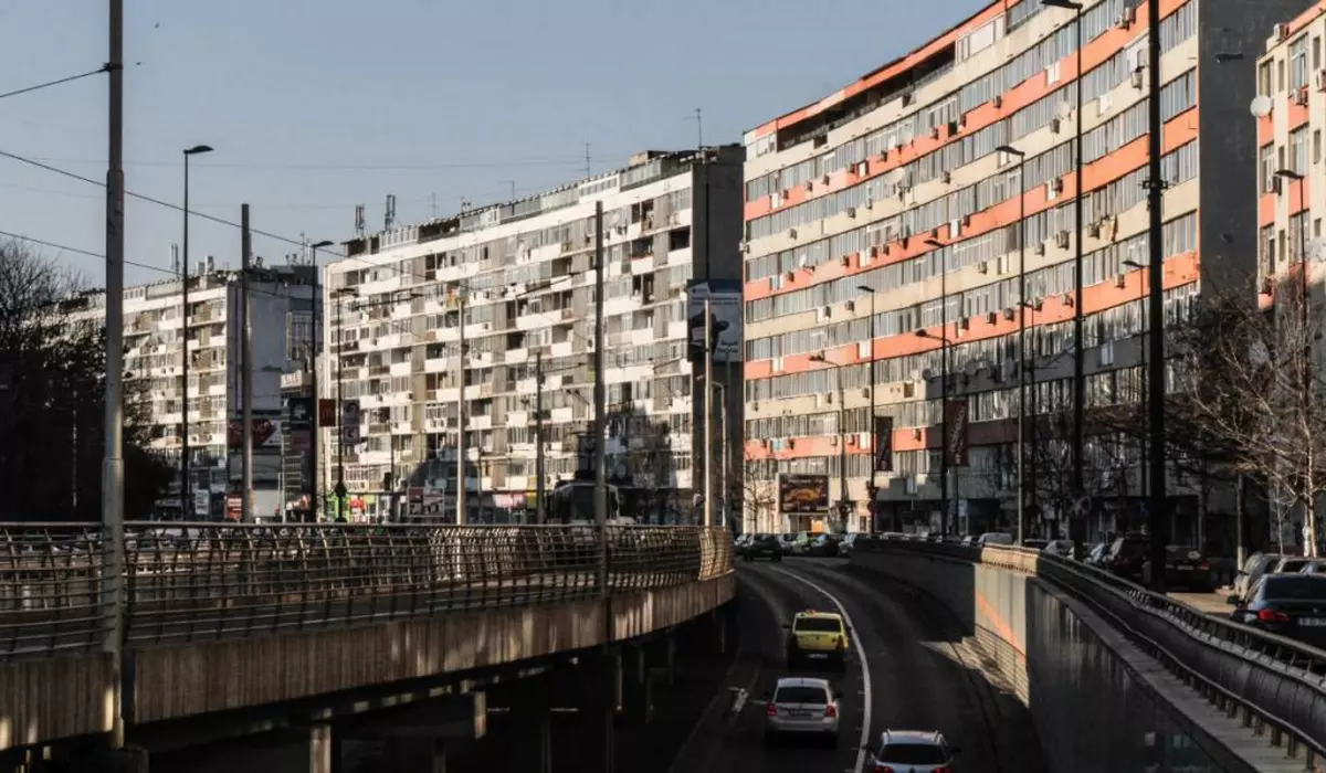 blocuri inalte si mai multe masini in zona pasajului obor din Bucuresti