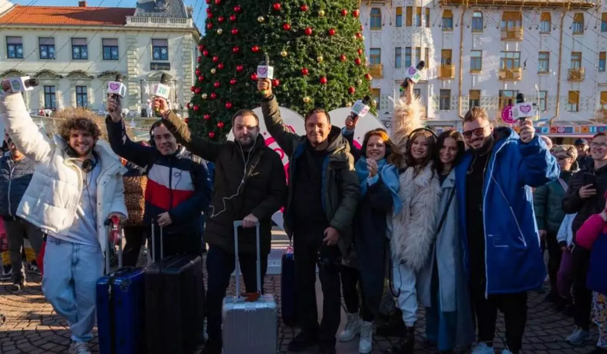 poza de grup cu mihai morar, buzdugan si restul echipei de la radio zu in piata unirii din oradea