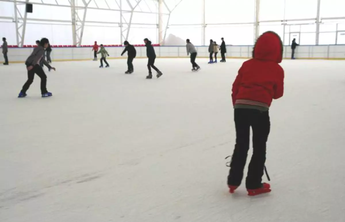 Cât costă ora de gheață pe patinoarul din Brăila. Care este programul