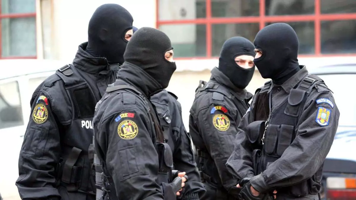 Un primar din Prahova şi fratele său, reţinuţi după moartea unui tânăr înecat într-o balastieră ilegală