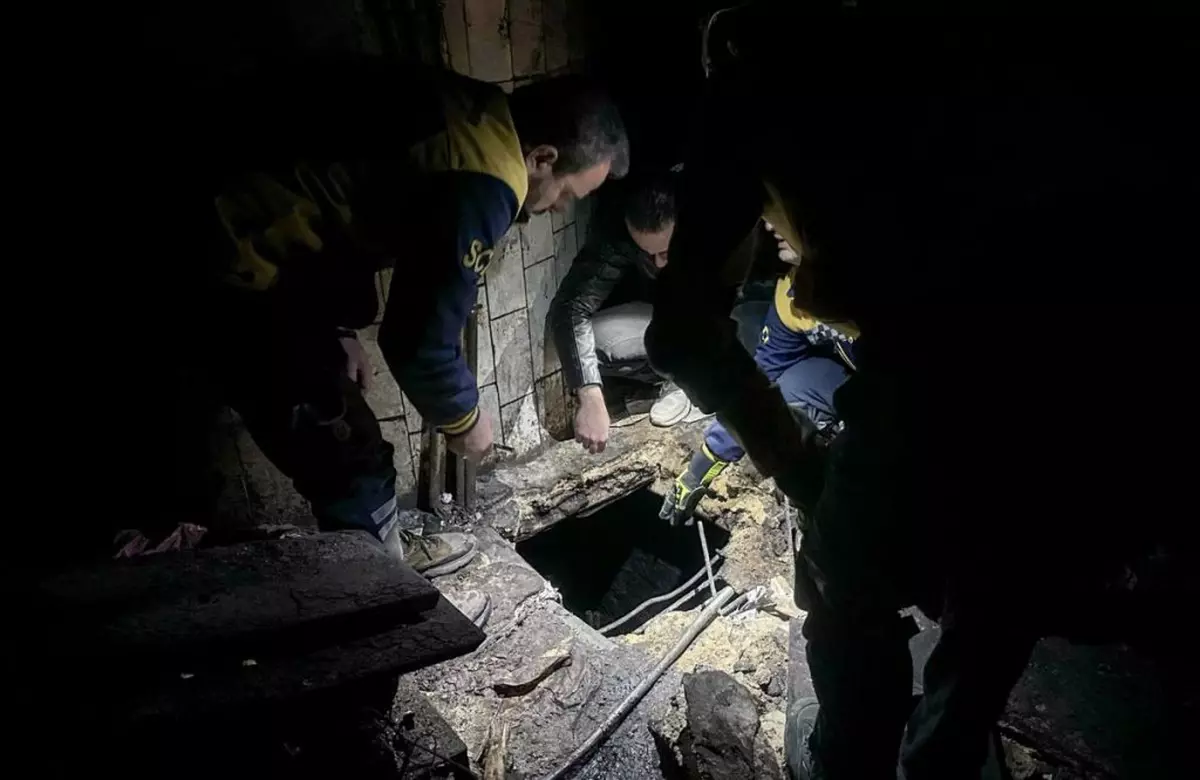Femei și copii mici găsiți în „Abatorul de oameni, închisoarea în care dictatorul sirian Bashar Al-Assad dusese tortura la un nivel „industrial