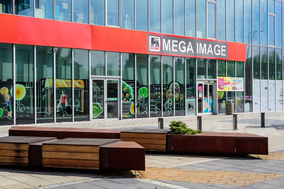 Program Mega Image de Crăciun 2024 - Imagine cu intrarea într-un Mega Image din Bucureşti