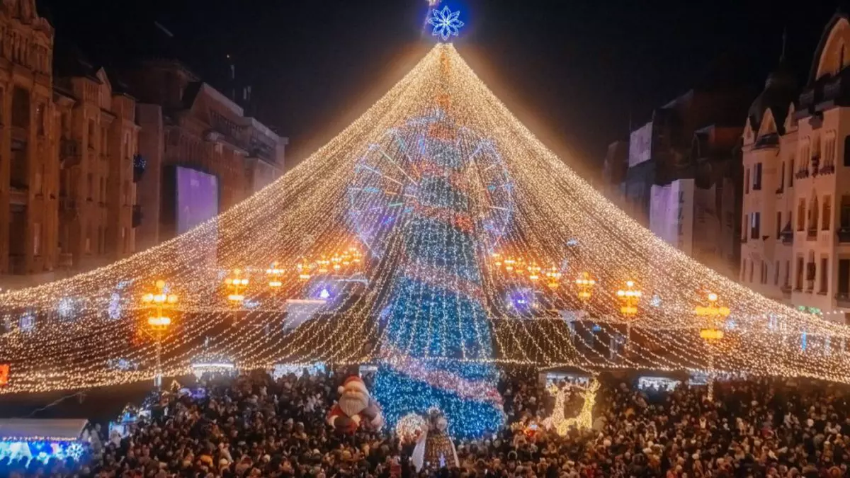 Imaginea surprinde atmosfera de sărbătoare de la Târgul de Crăciun din Timișoara, cu un brad din luminițe.