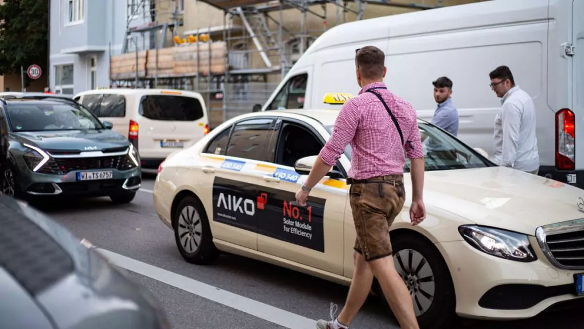 Mașină de taxi din Germania circulă pe stradă