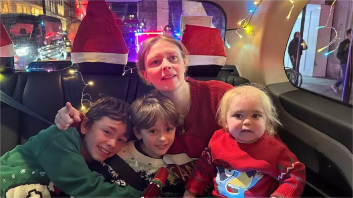 Copiii plimbați cu taxi, pentru a vedea luminițele de Crăciun din Londra