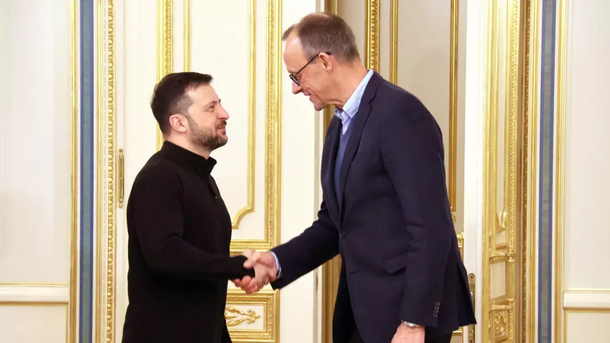 Volodimir Zelenski (stânga) dă mâna cu Friedrich Merz înainte de o întrevedere la Kiev Foto: Profimedia