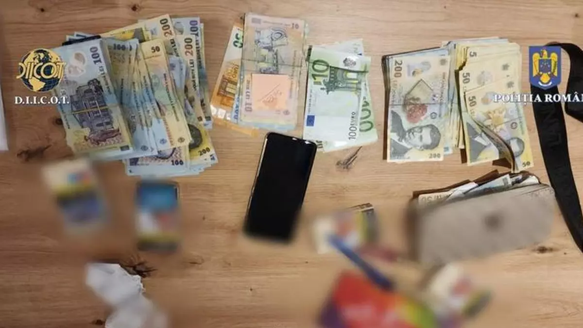 Şase presupuşi traficanţi de droguri au fost arestaţi. La percheziții s-au găsit kilograme de droguri de mare risc și sume imense de bani