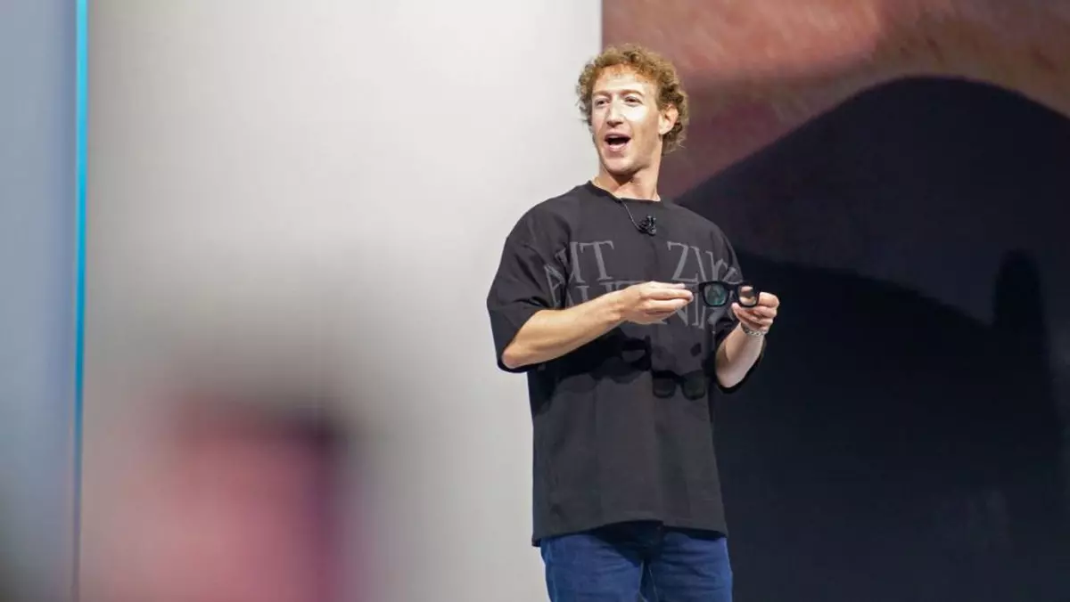 Mark Zuckerberg, CEO al Meta, prezintă un prototip de ochelari inteligenți