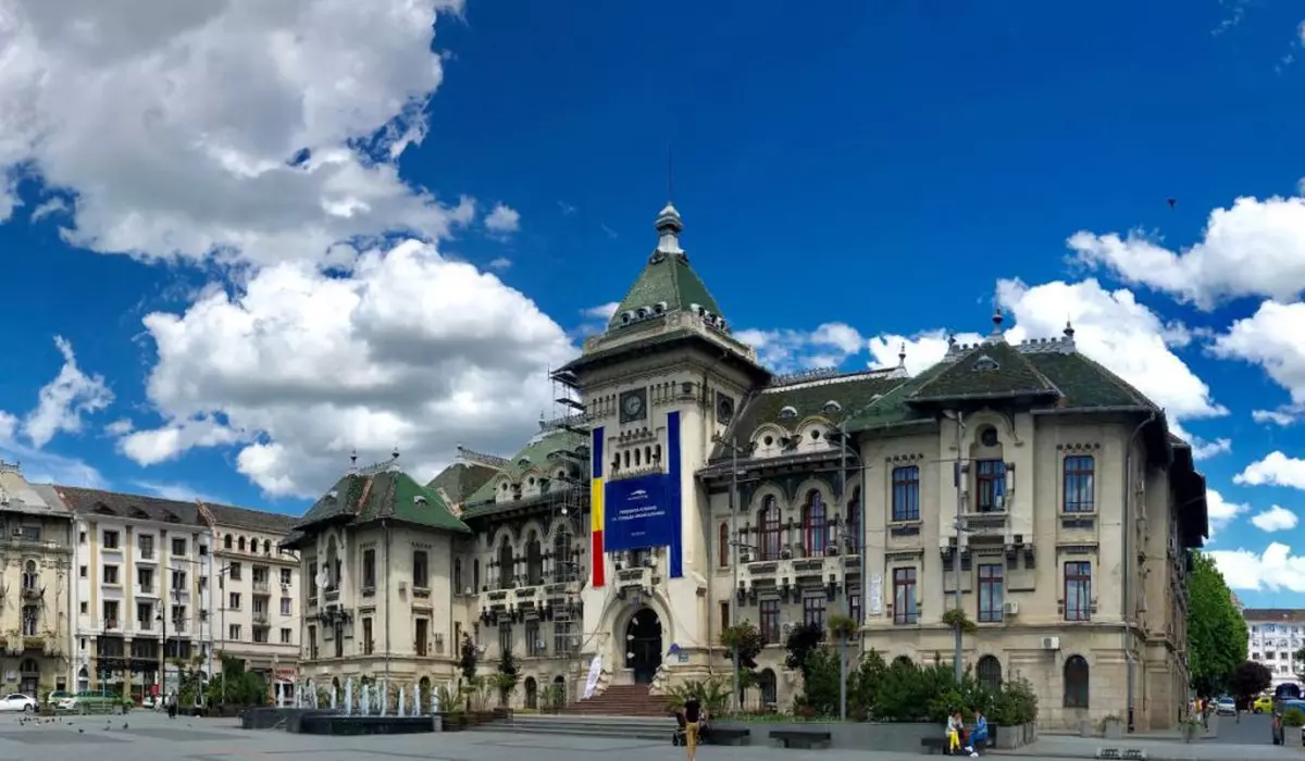 palatul administrativ din craiova. in fata sunt puse drapelul national si cel al uniunii europene