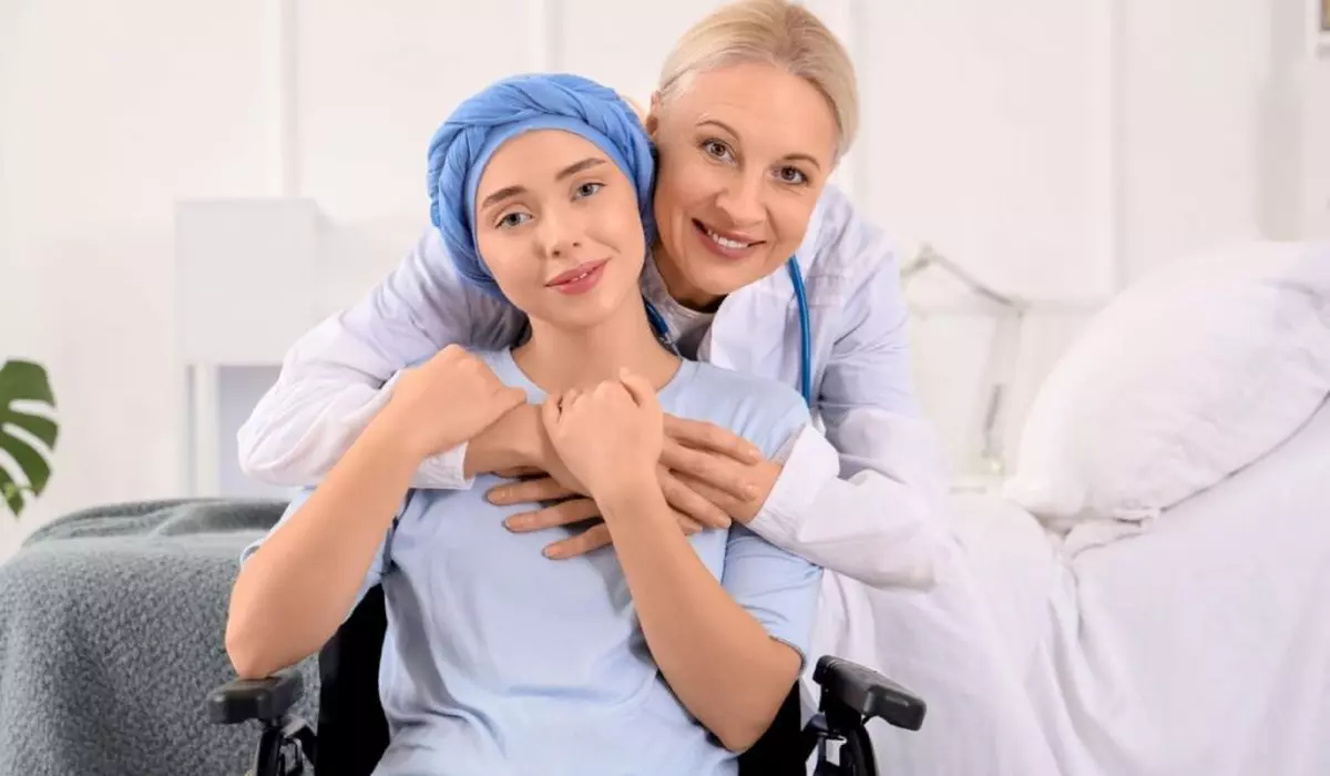 Bolnav de cancer alături de medic, în timpul tratamentului, Sursă Profimedia Images