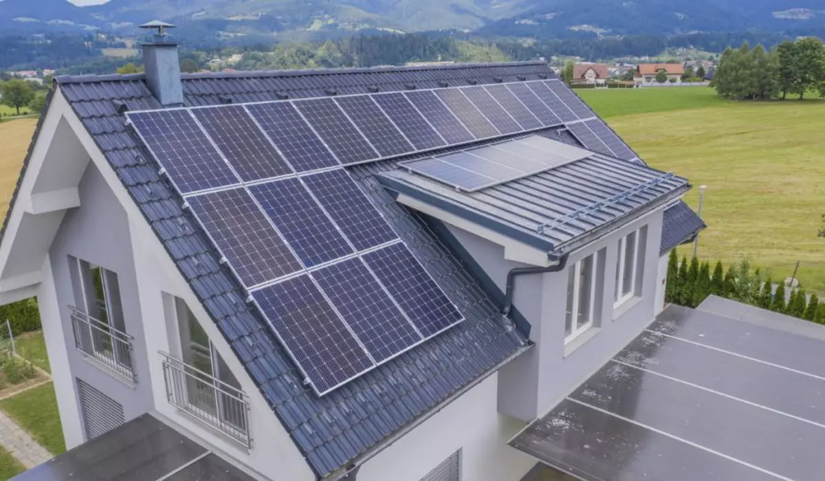 casă cu panouri fotovoltaice montate pe acoperiș