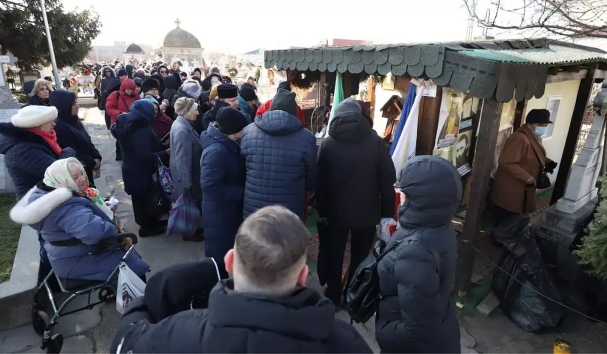 Coada de sute de oameni la mormântul preotului legionar Ilie Lăcătușu, 9 februarie 2025