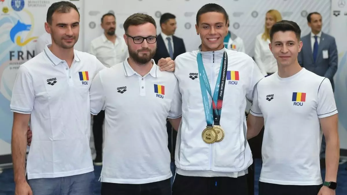Inotatorul David Popovici este intampinat de apropiati si oficiali la sosirea sa pe Aeroportul Henri Coanda din Bucuresti, duminica, 26 iunie 2022. David Popovici este noul campion mondial la 100 și la 200 m liber, dupa participarea sa la Campionatul Mondial de Natatie de la Budapesta. Sportivul este cu zâmbetul pe buze
