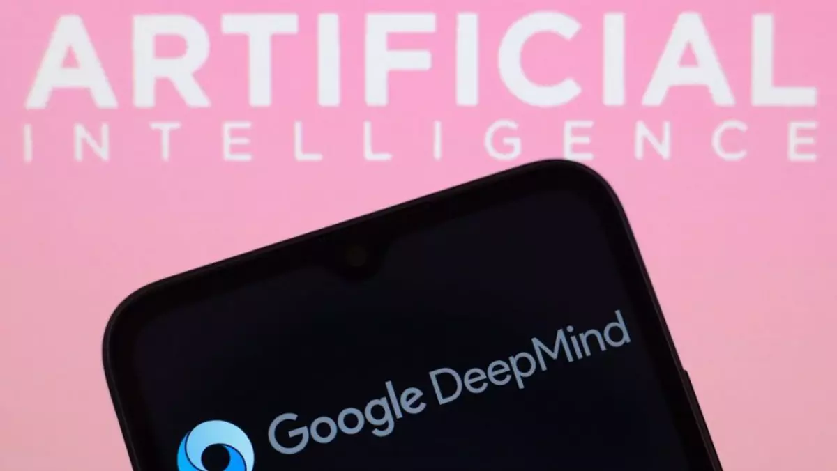 Sigla Google DeepMind - AI-ul care depășește elevii olimpicii la matematică - apare pe ecranul unui smartphone, pe un fond negru, iar în fundal este vizibil textul Inteligența artificială, pe un fundal roz
