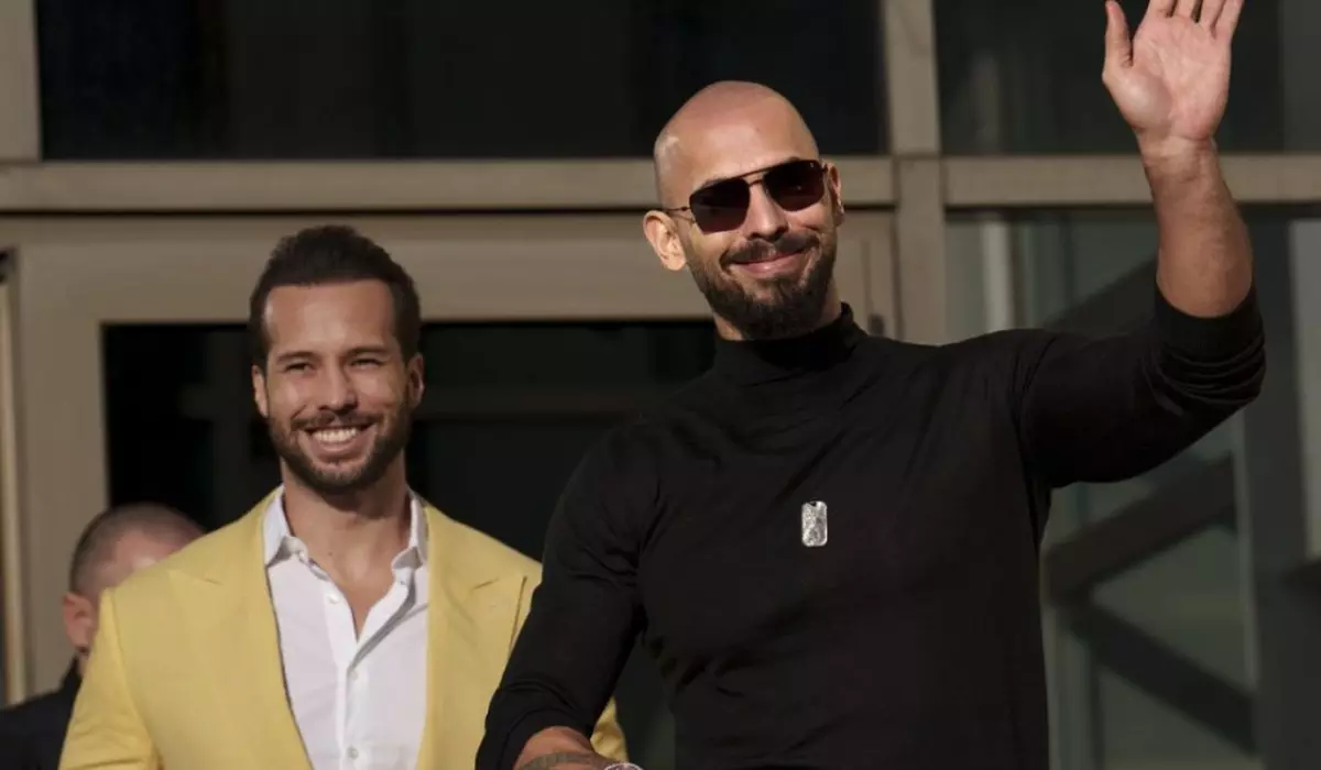 Andrew și Tristan Tate zâmbesc si fac cu mâna