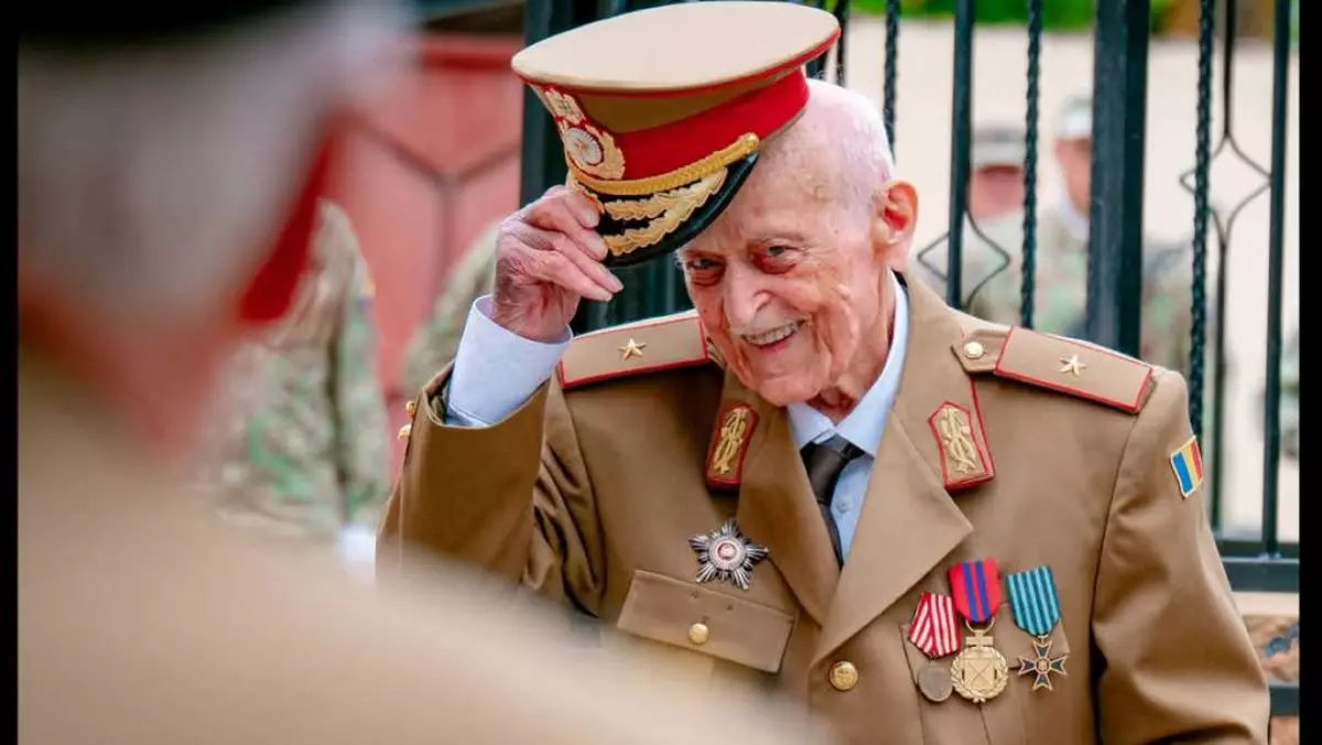 Gheorghe Prunduș îmbrăcat în uniformă militară și cu zâmbetul pe buze