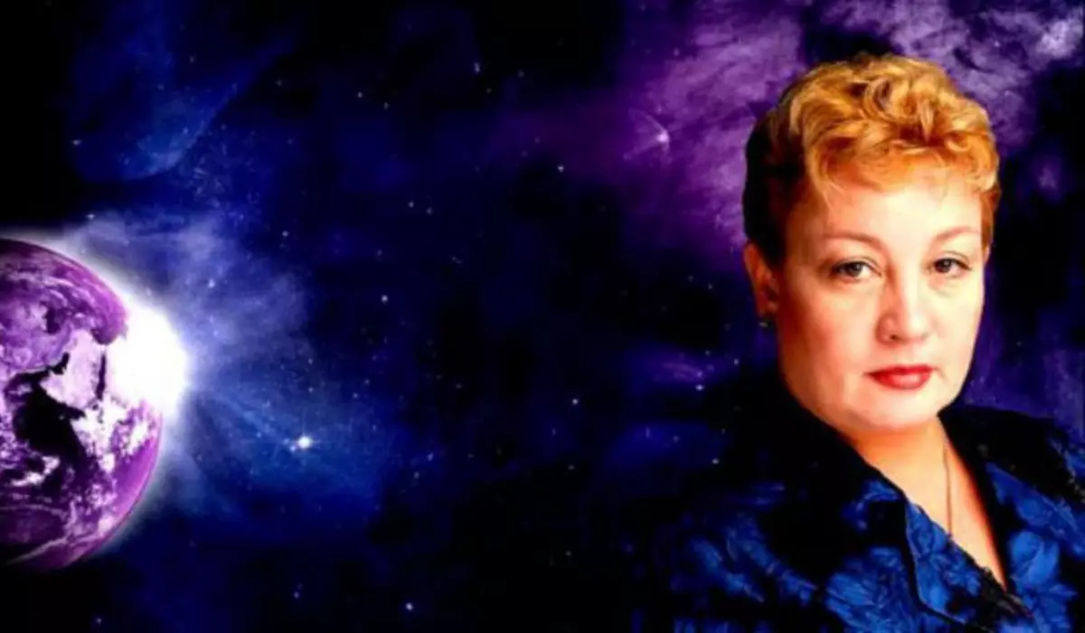 Imagine creativă cu Universul pe fundal, o planetă de culoare mov în partea stângă și astrologul Urania în partea dreaptă, îmbrăcată cu un sacou de culoare albastră