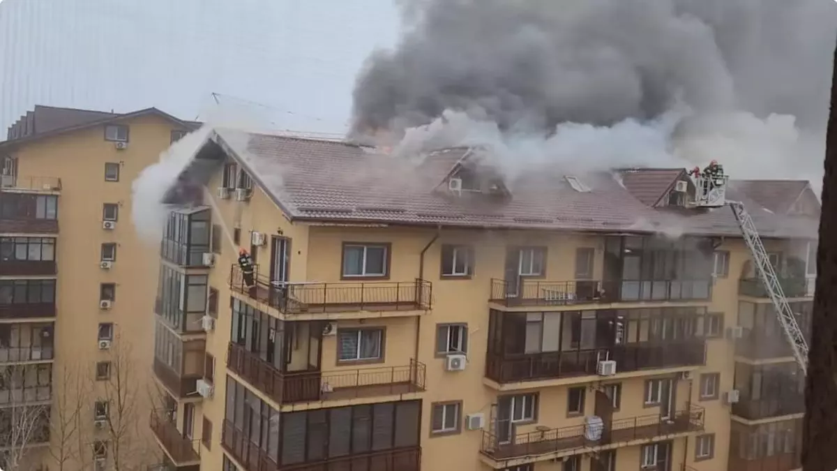 Mansarda unui bloc din Chiajna arde intr-un incendiu de pe 28 februarie 2025.