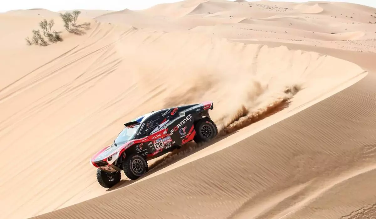 masina aflata pe dune in arabia saudite la raliul dakar