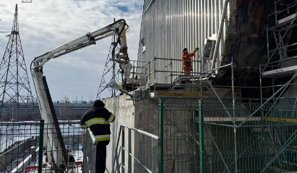 Muncitorii din Ucraina repară scutul de protectie al centralei de la Cernobîl