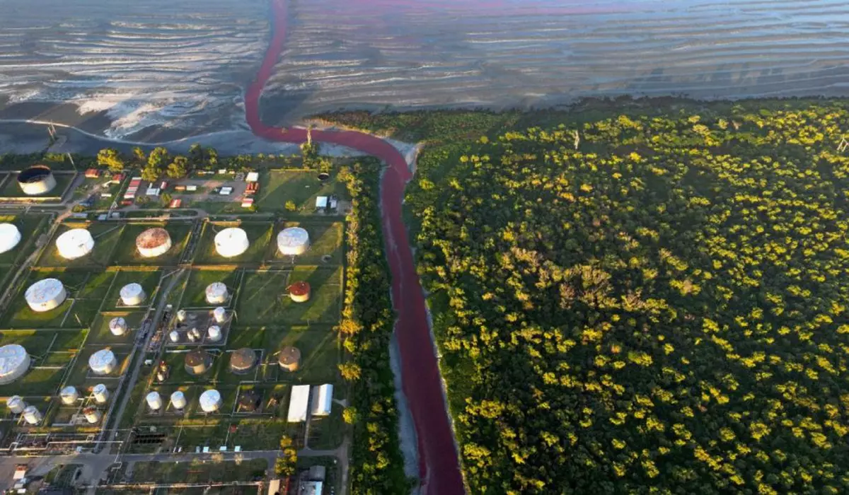 Pârâul Sarandi din Buenos Aires, colorat în roșu intens, 6 ianuarie 2025, Sursă: AFP