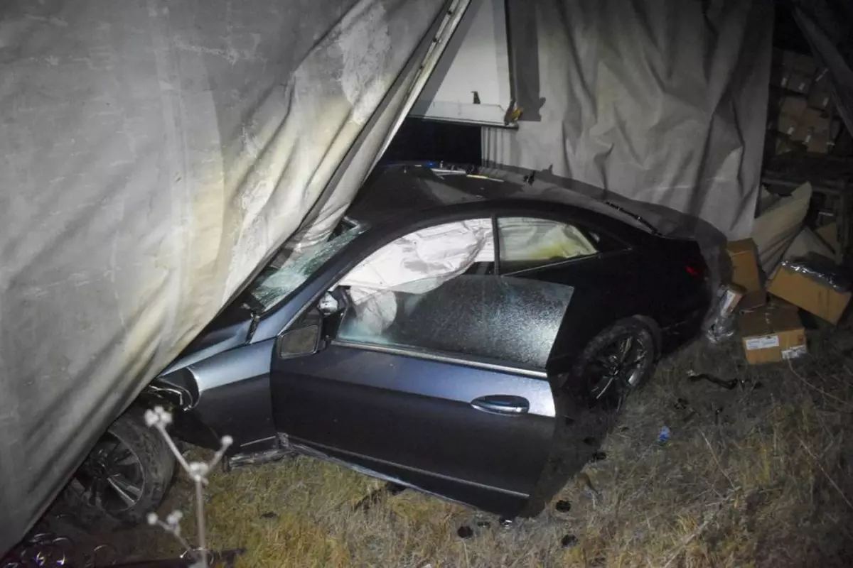 Un Mercedes a răsturnat un camion care a căzut peste el și șoferul a scăpat miraculos aproape fără nicio rană, pe o autostradă din Germania