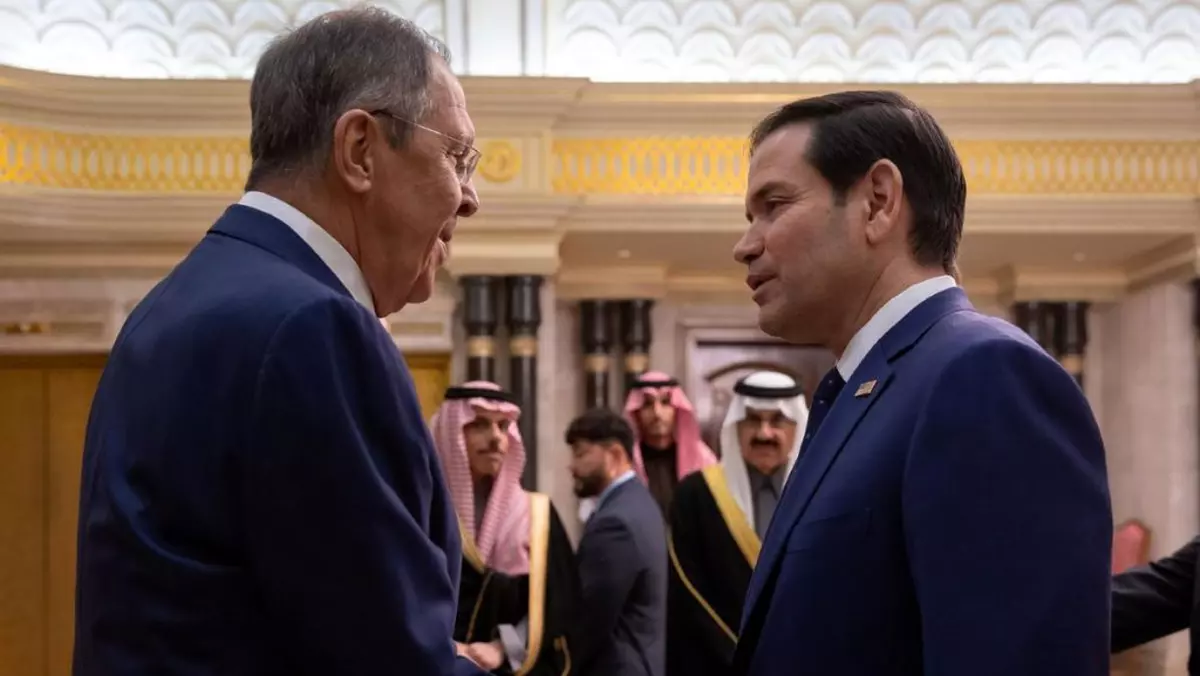 Serghei Lavrov și Marco Rubio își strâng mâinile în Arabia Saudită, unde s-au întâlnit pe 18 februaie