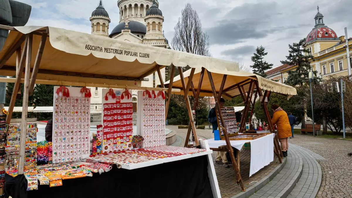 Tarabă cu mărțișoare fotografiată în Cluj-Napoca