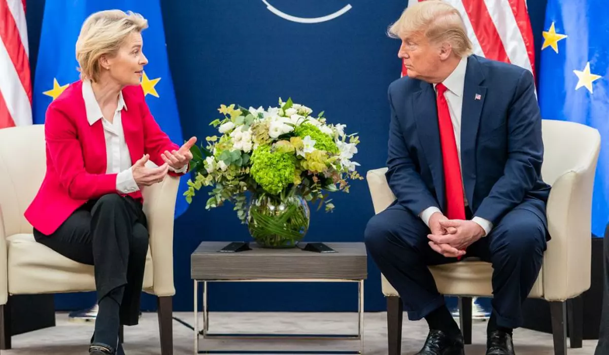 Ursula von der Leyen, îmbrăcată cu pantaloni negri, cămașă albă și sacou roz, în stânga, și Donald Trump, îmbrăcat în costum de culoare albastră, cămașă albă și cravată roșie, la Forumul Economic Mondial